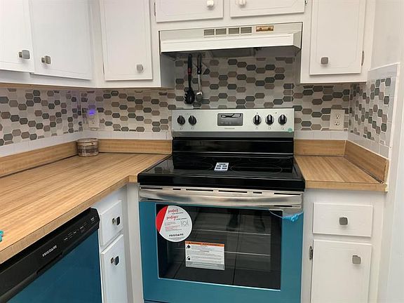 3rd image of 12 Willowbrook Ln APT 106