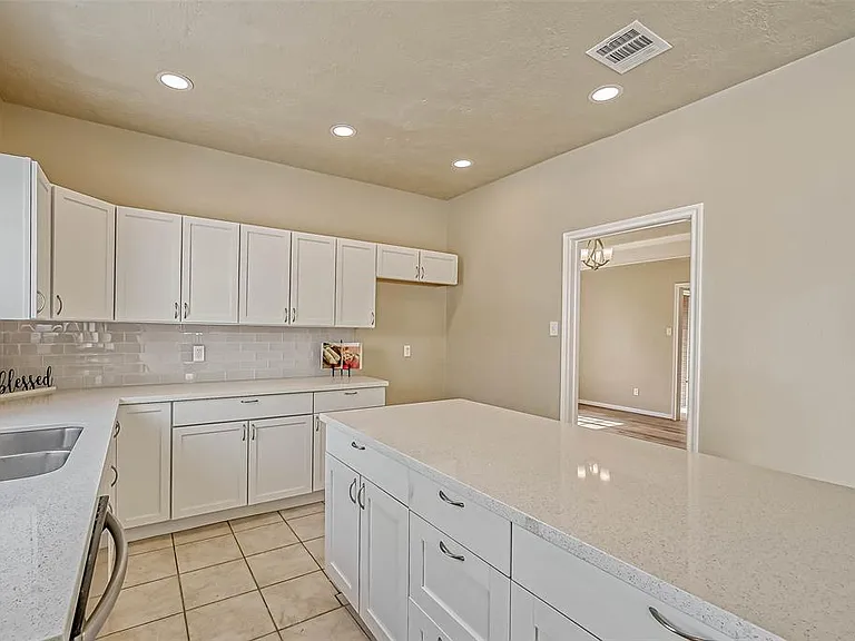 2478 Woodbury St — Photo 17