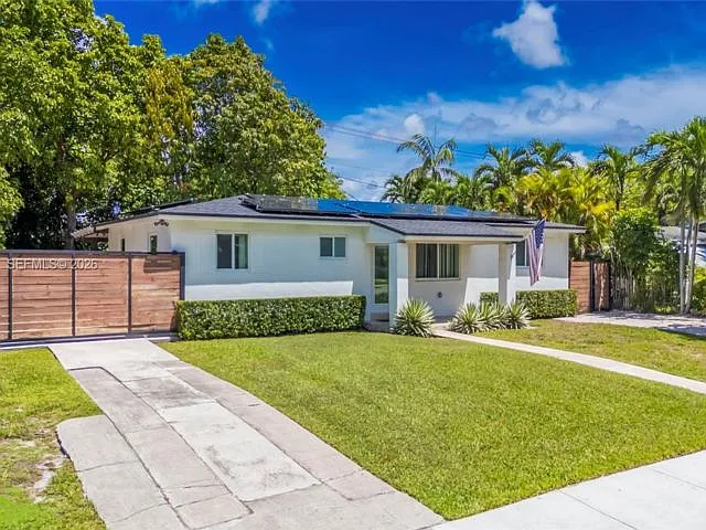 3 bed, 2.0 bath, 1699 sqft, $3,500 — Photo 2