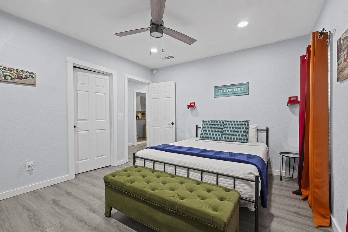 Main bedroom - 724 E Woodard St