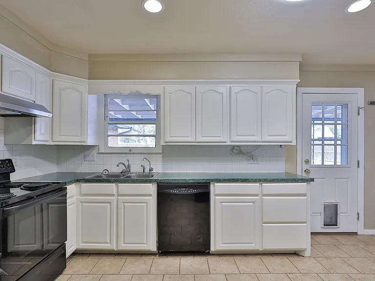 1618 Sylvan Dr — Photo 4
