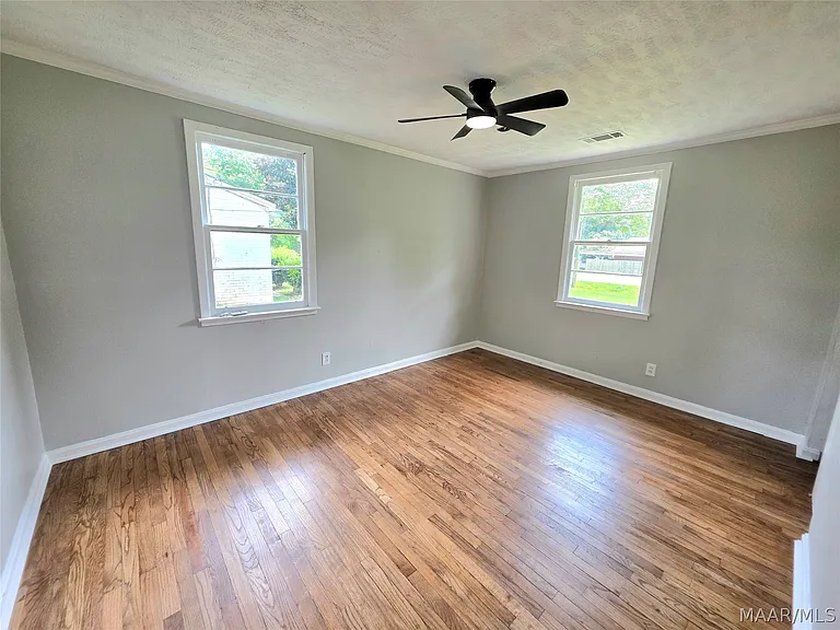 979 Newton St — Photo 10