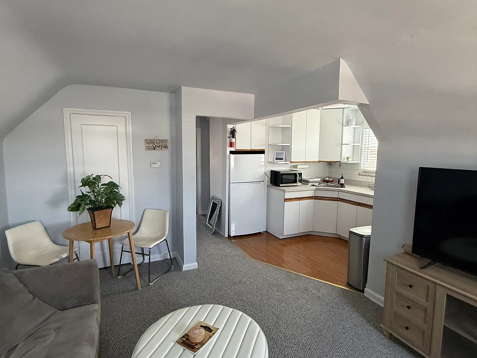 220 E Pine St — Photo 3