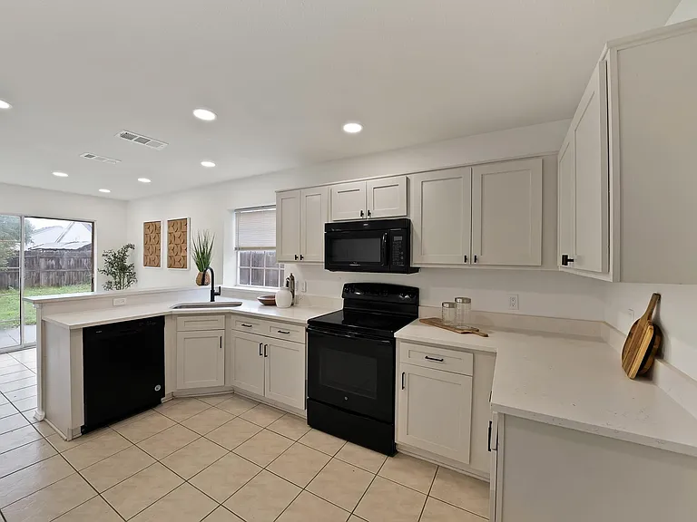 7548 Meadow Creek Dr — Photo 11