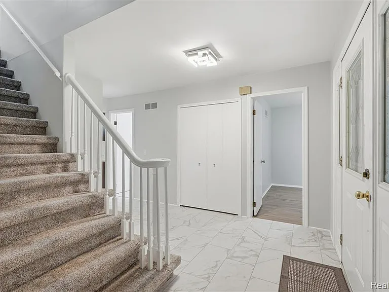 1880 Welling Dr — Photo 4