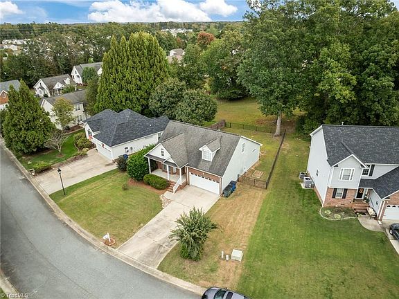 2nd image of 605 Brownstone Dr