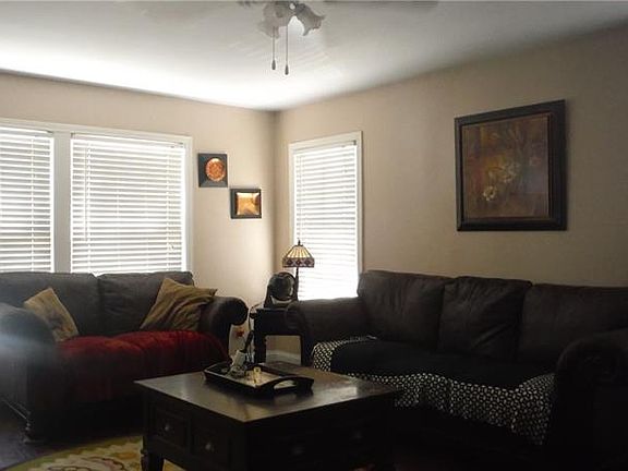 3rd image of 1013 W Avenue G