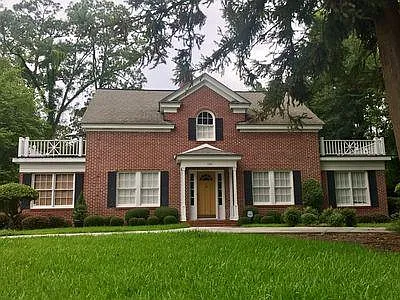 3 bed, 2.5 bath, 2748 sqft, $2,400 — Photo 2