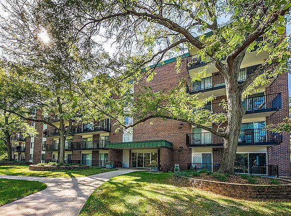 4th image of 5S040 Pebblewood Ln APT W301