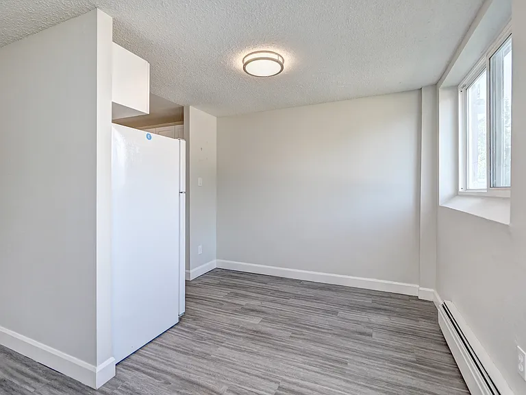148 Hincks St — Photo 11