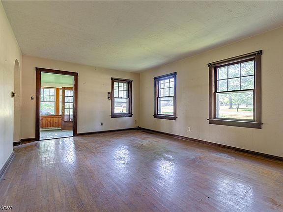 5th image of 809 Easton St NE