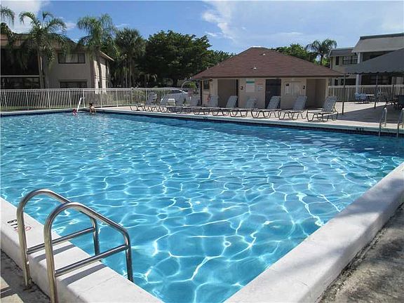 3rd image of 909 NE 199th St #20819