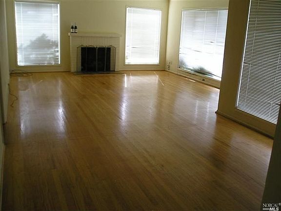 4th image of 109 Dana St