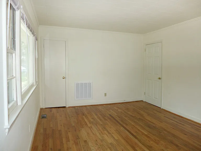 111 Isley St — Photo 5