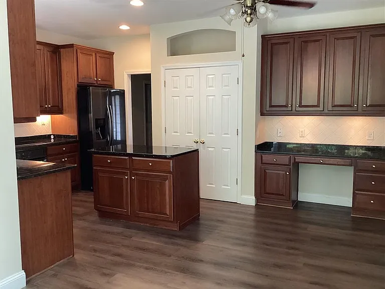 402 Woodbrook Ct — Photo 4