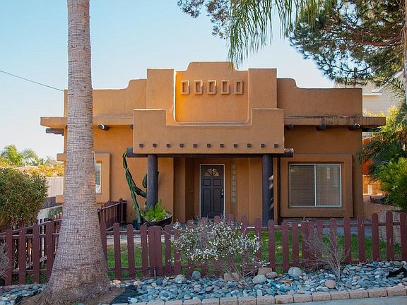 Private front yard - 5 minute walk to the beach