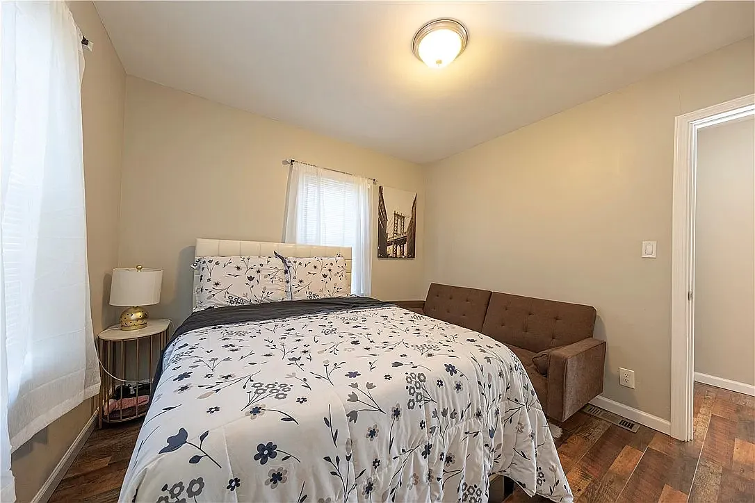 2 bed, 1080 sqft, $2,200 — Photo 3