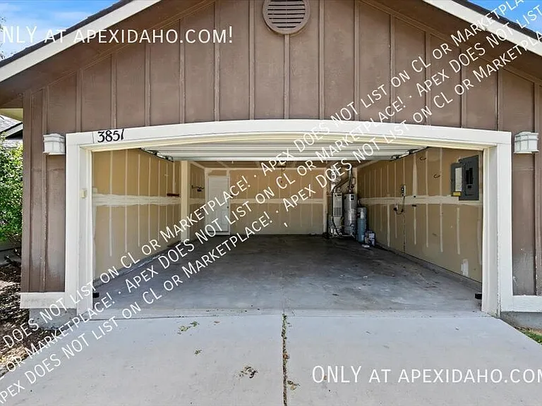 3851 N Lezana Ave — Photo 35