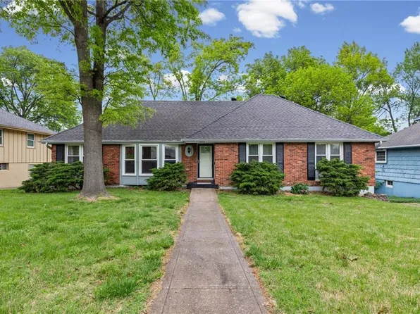 1610 NE 68th St, Gladstone, MO 64118