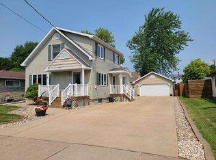 820 5th St, Menasha, WI 54952