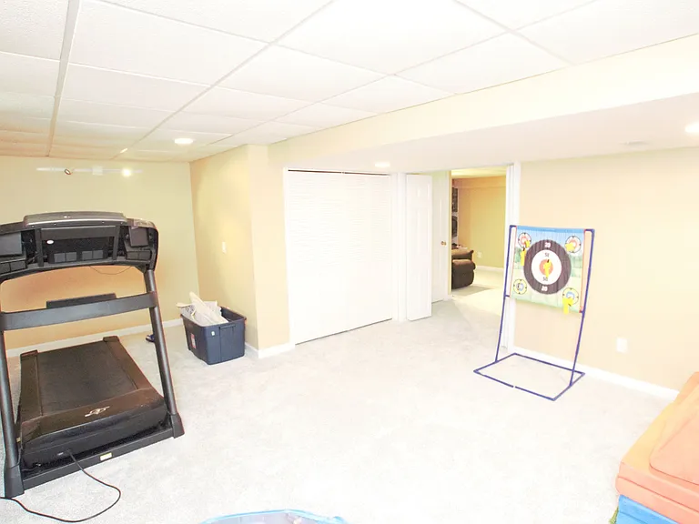 98 Thorndale Cir — Photo 35