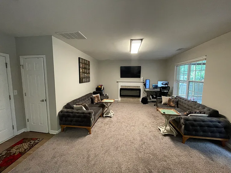 605 Holly Thorn Trce — Photo 7