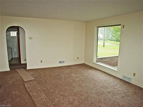 3rd image of 170 Hillcrest Dr