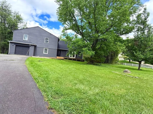 717 Kentland Dr, Great Falls, VA 22066
