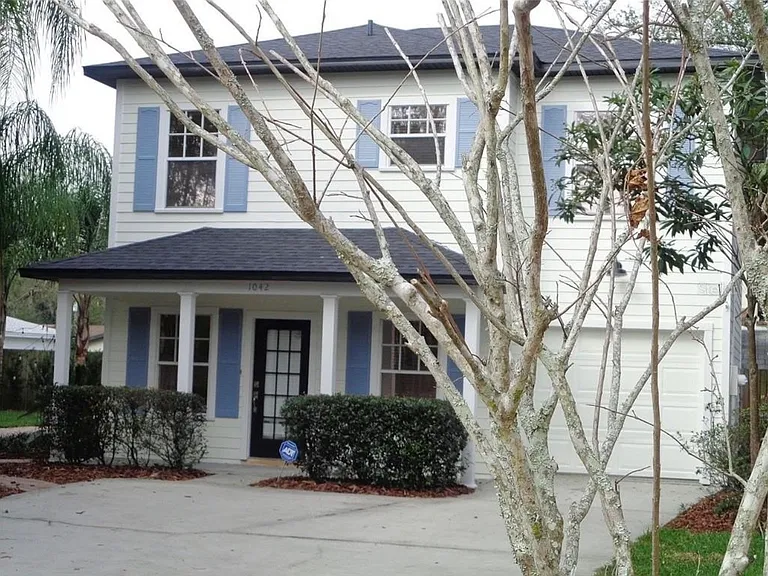 1042 N Hampton Ave — Photo 2