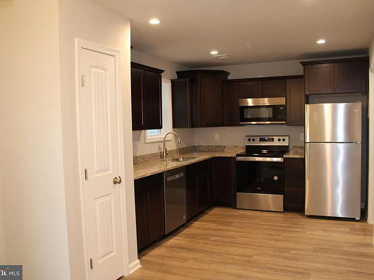 644 N College St — Photo 2