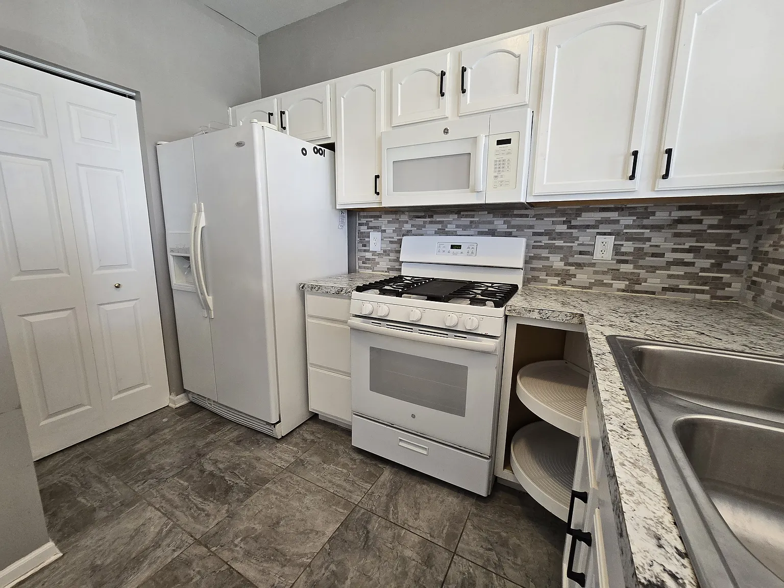 3 bed, 2100 sqft, $2,500 — Photo 4