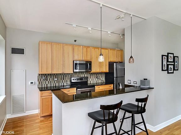 4th image of 1322 S Prairie Ave Unit 913
