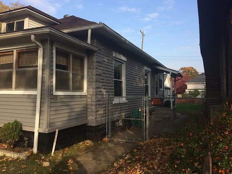 1050 Van Buren Ave NW — Photo 2