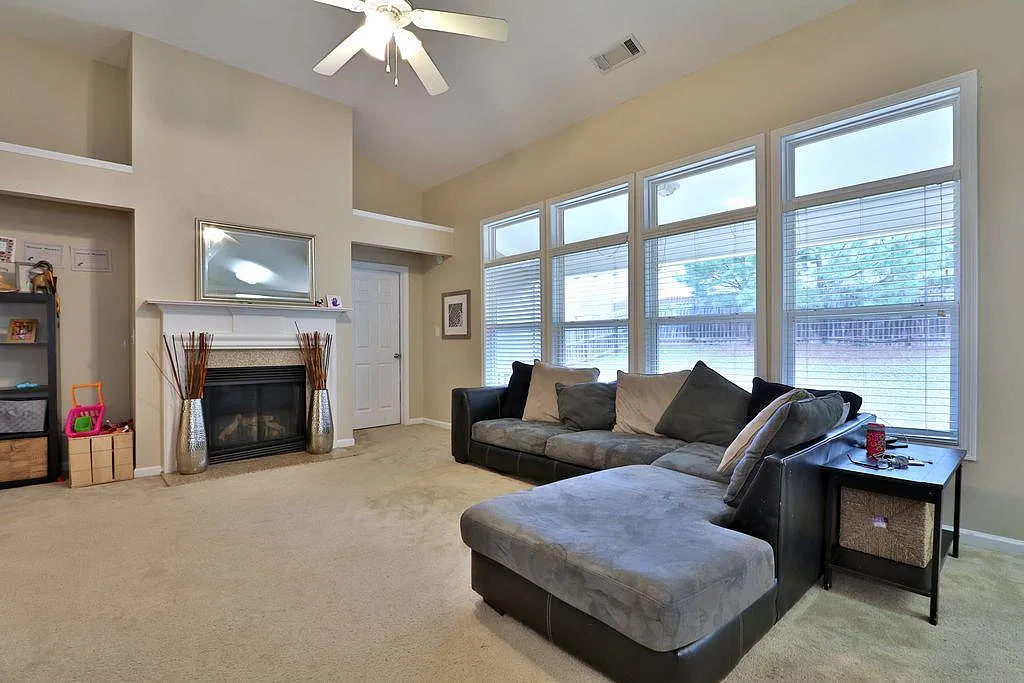 5 bed, 2086 sqft, $2,250 — Photo 3