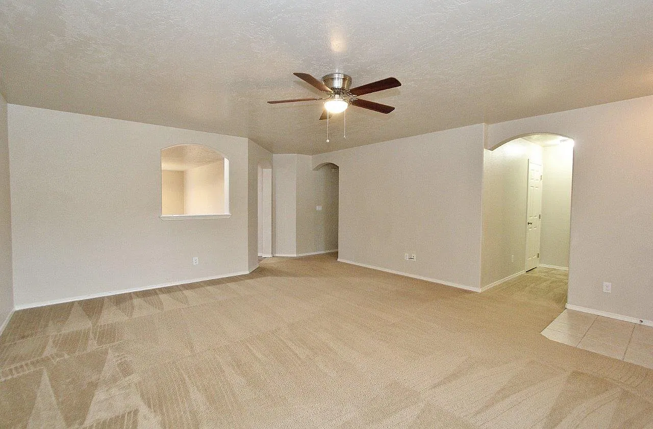 3 bed, 1605 sqft, $2,400 — Photo 3