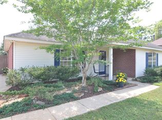 17 Hilltop Cir, Deatsville, AL 36022