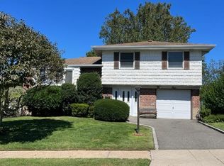 4 Cynthia Dr, Plainview, NY 11803