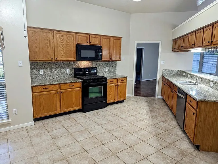3821 Pin Oak Dr N — Photo 7