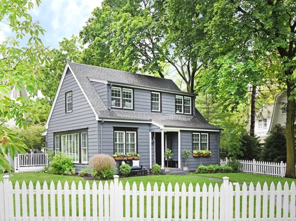 1065 Vine St, Winnetka, IL 60093