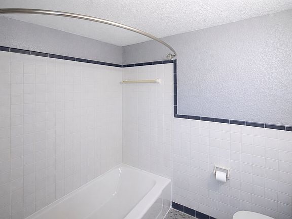 4th image of 319 SE 8th St #308