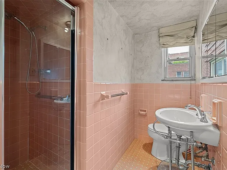Second bath w/shower