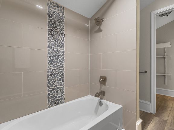 4th image of 3427 Lakewood Ln