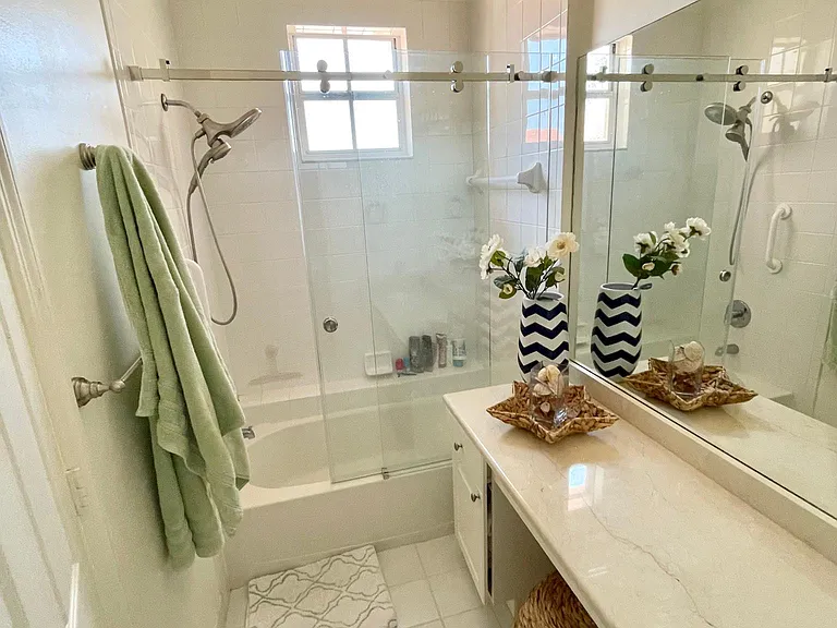 Ensuite 2nd bedrom bathroom