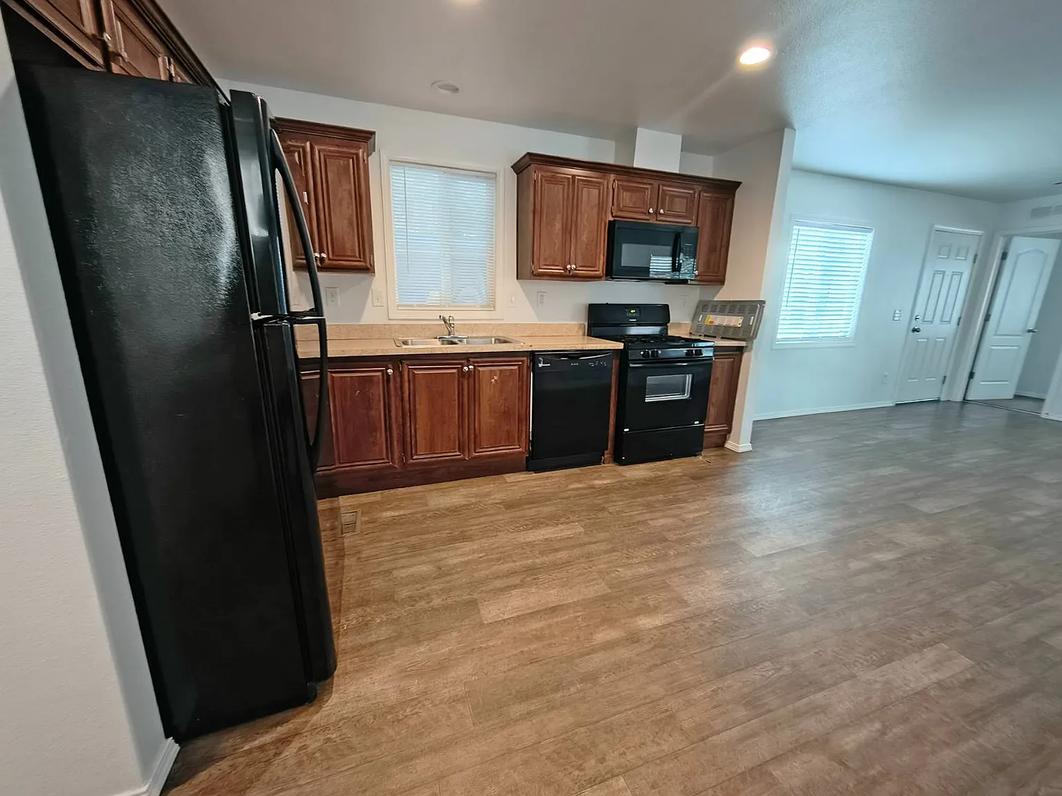2 bed, 1.0 bath, 700 sqft, $1,295 — Photo 2