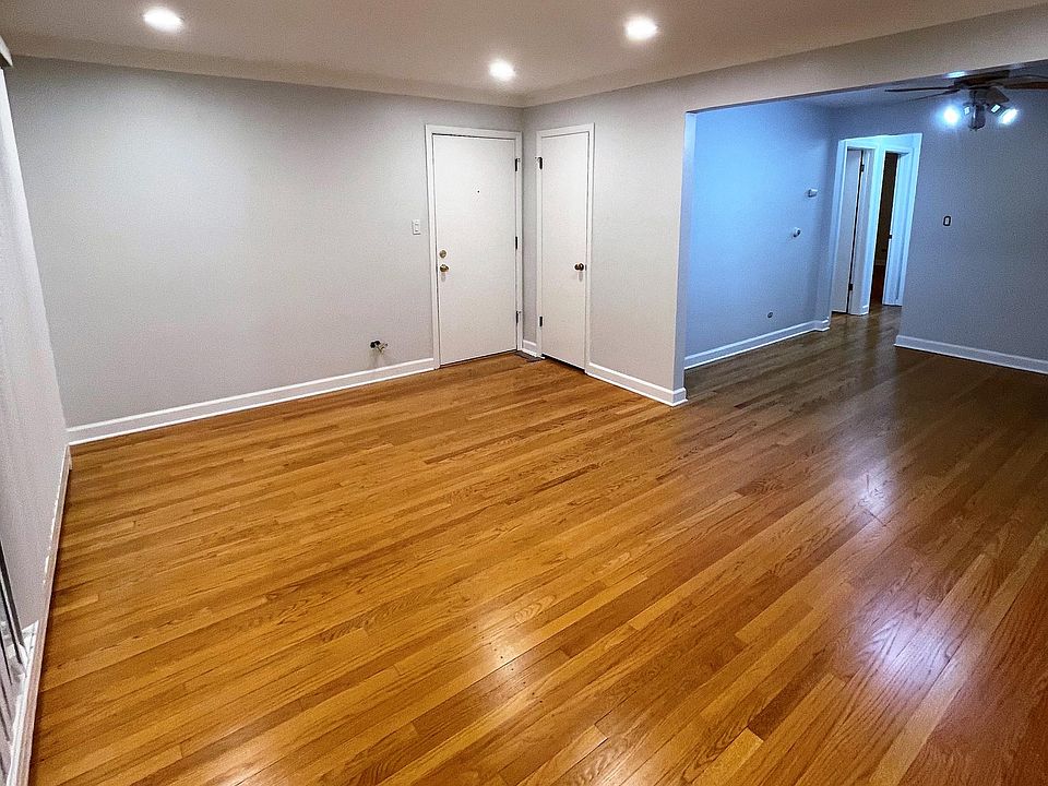 Spacious living room & dining room area