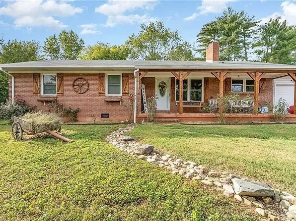 306 Sweetbriar Dr, Lexington, NC 27295