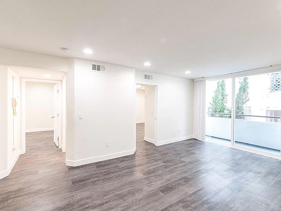 3rd image of 1943 Tamarind Ave #101