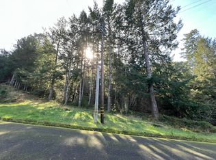 560 Upper Pacific Dr, Whitethorn, CA 95589