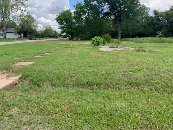 402 N Dr J B Riggs Dr, Groesbeck, TX 76642