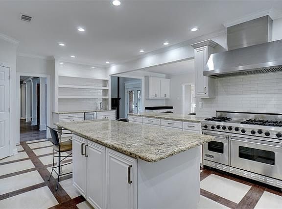 5th image of 305 W Chapel Downs Dr